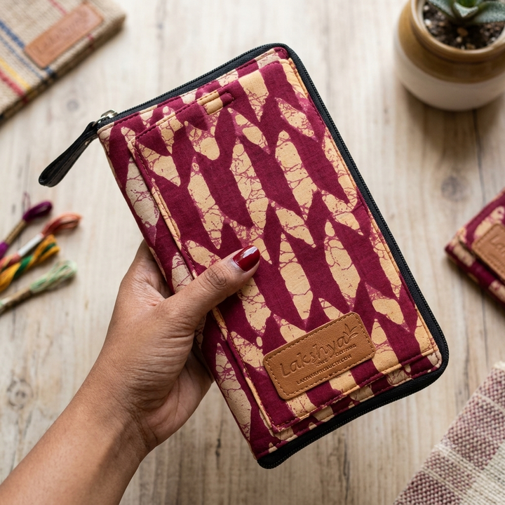 Utility Wallets maroon with strip print
