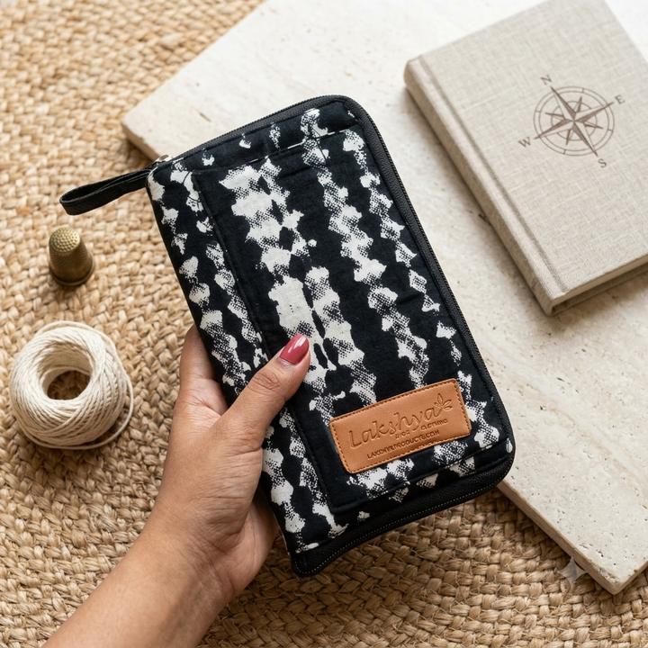 Utility Wallets black thick line