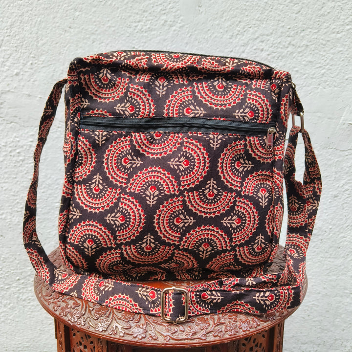 Xtra Sling bag black with circle print