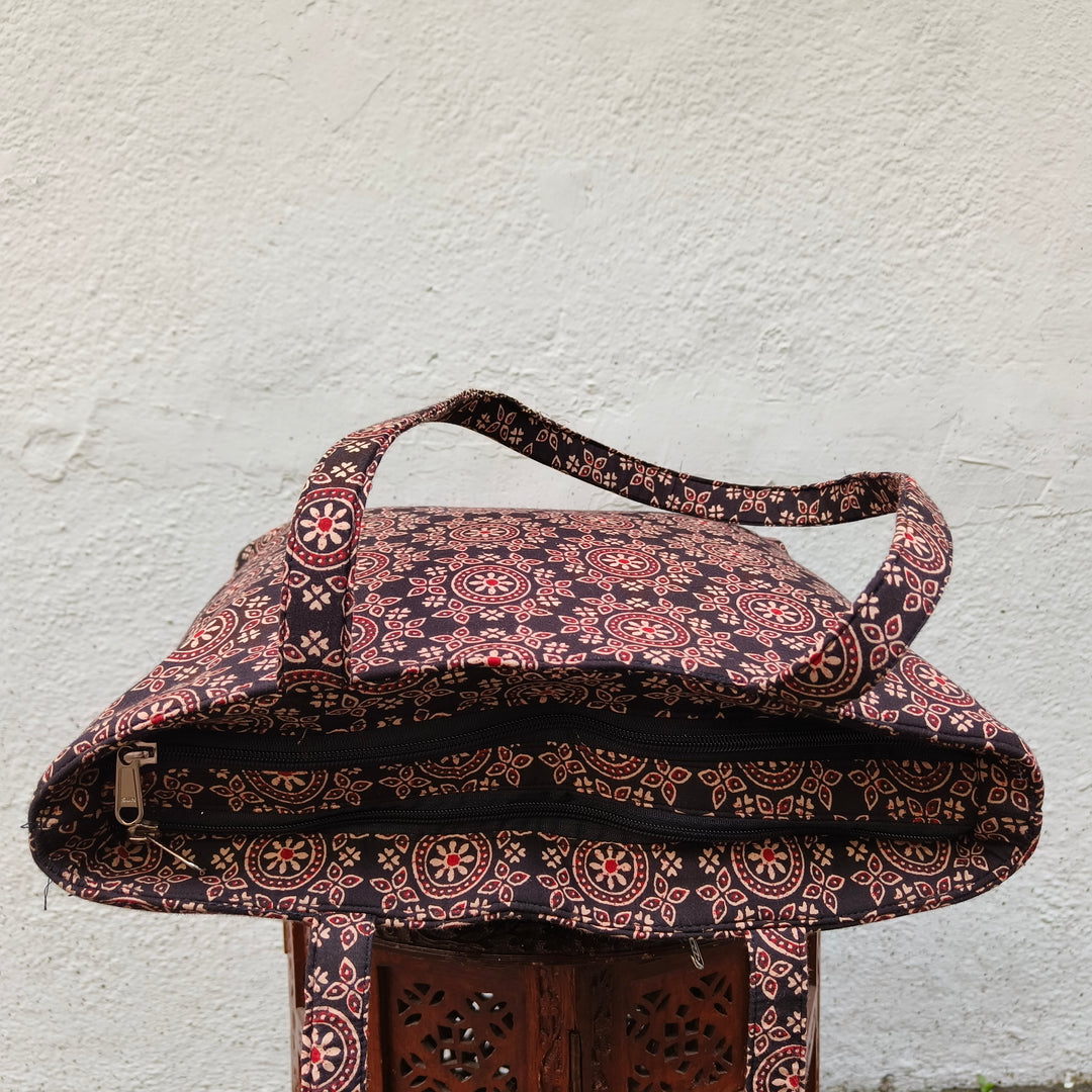 9Am to 5Pm tote black with flower circle print