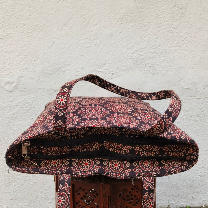 9Am to 5Pm tote black with flower circle print