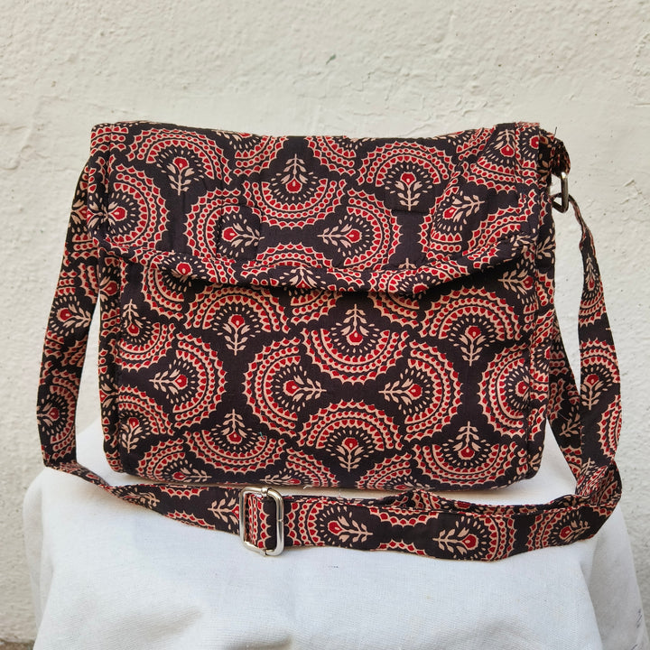 Multizipper Sling 4 Zips black with circle print