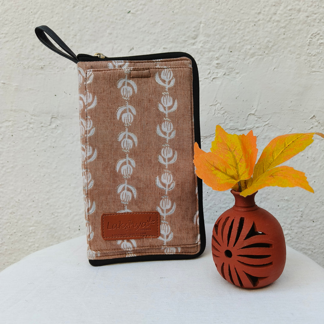 Utility Wallets ivory with louts print