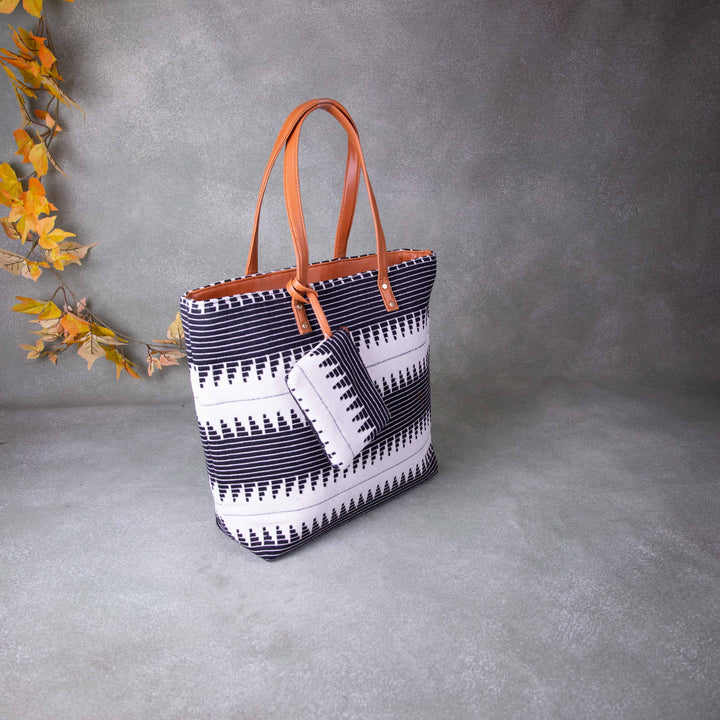 Little Xtra Water-ressistant Totes Black and White Zig Zag Horizontal Printed Design