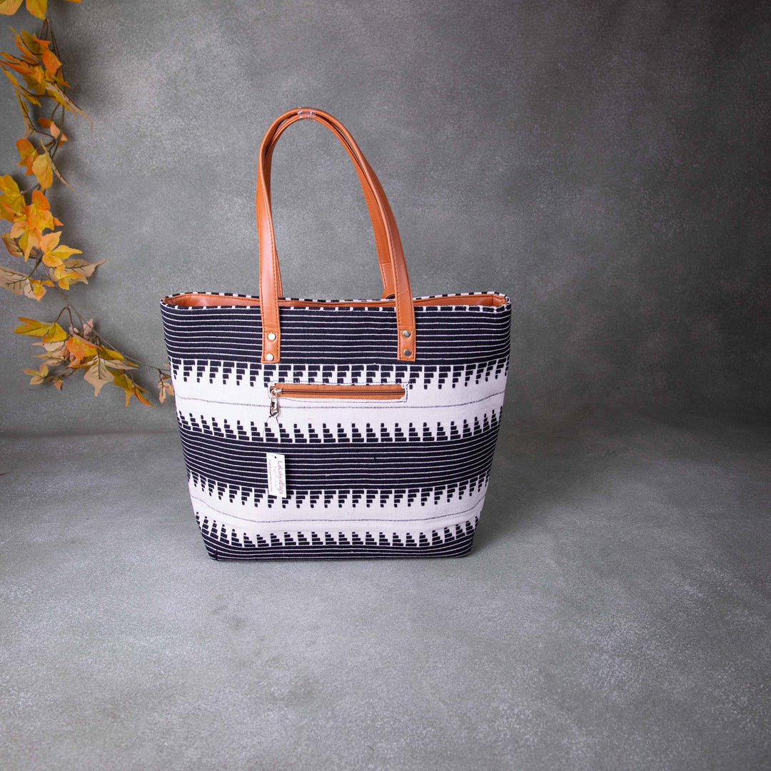 Little Xtra Water-ressistant Totes Black and White Zig Zag Horizontal Printed Design